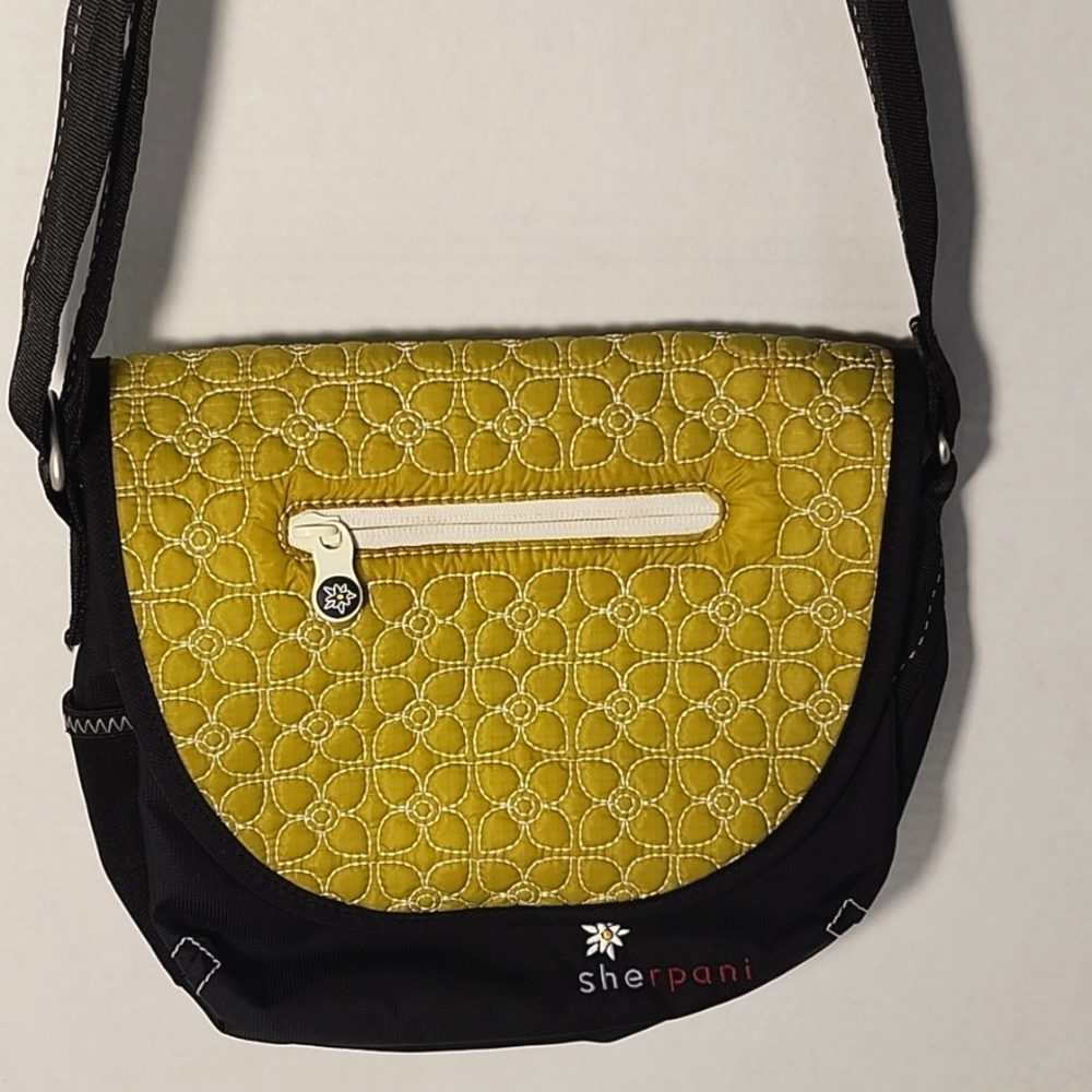Sherpani Green & black crossbody bag